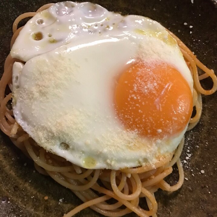 目玉焼きのせピーナッツのトマト粉チーズパスタ